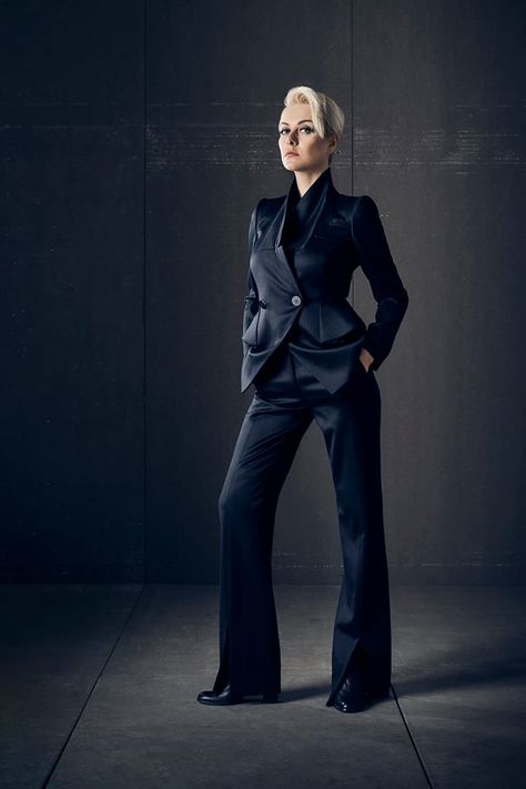 Women In Suits Poses, Women In Suits Photoshoot Outdoor, Lady In Suit Photoshoot, Power Stance Pose Women, Women In Suites Photoshoot, Female Power Suit Photoshoot, Female Executive Photoshoot, Power Poses For Women, Bossy Women