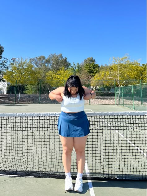 Tennis Skirt Outfit Plus Size, Plus Size Tennis Skirt, Outfit Sporty, Plus Size Posing, Tennis Skirt Outfit, White Tennis Skirt, Tennis Outfit, Big Girl Fashion, Simple Trendy Outfits