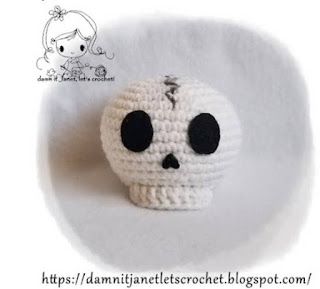 PATRONES AMIGURUMI GRATIS: PATRON GRATIS CALABERA AMIGURUMI 54981 Monsters Inc Crochet, Halloween Amigurumi, Crochet Bat, Halloween Applique, Crochet Keychain Pattern, How To Make Stencils, Halloween Crochet Patterns, Small Blankets, Skull Pattern