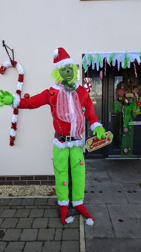 Home made Grinch model Outdoor Christmas Diy, Grinch Christmas Tree, Office Christmas Decorations, Office Christmas, Grinch Christmas, Diy Life, Life Size, Outdoor Christmas, Home Made