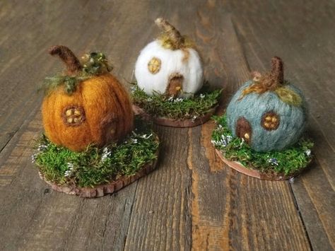 Felt House, Pumpkin House, Felt Pumpkins, Needle Felting Diy, Wool Felt Projects, Felt Fairy, Needle Felting Tutorials, Felt Halloween, Pumpkin Fall Decor