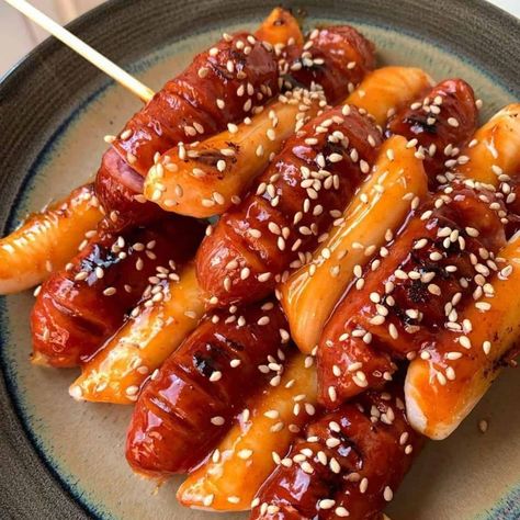 Sotteok (So-tteok So-tteok), Korean Hot Dog & Rice Cake Skewers! Korean Skewers Street Food, Rice Cake Skewers Recipe, Korean Rice Cake And Sausage Skewer, Korean Rice Dog, Korean Rice Cake Skewers, So Tteok, Korean Skewers, Topokki Korean, Korean Hot Dog Recipe