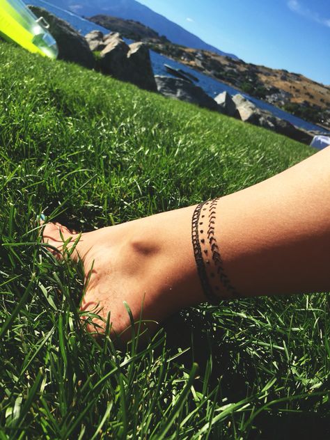 ankle hena idea Hena Idea, Ankle Band Tattoo Women, Ankle Henna Tattoo, Ankle Cuff Tattoo, Ankle Bracelet Tattoos, Ankle Henna, Wrap Around Ankle Tattoos, Ankle Band Tattoo, Bracelet Tattoos