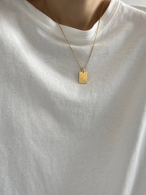 Minimalist Necklace Men, Men’s Jewelry Aesthetic, Simple Mens Jewelry, Men’s Gold Jewelry, Jewelry Men Aesthetic, Mens Jewelry Aesthetic, Gold Necklace Outfit, Mens Necklace Fashion, Brown Minimalist