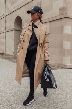 Trench Coats Women Street Chic, Beige Trench Coat Outfit Street Style, Khaki Trench Coat Outfit, Beth Bartram, Casual Trench Coat Outfit, Trench Coat Street Style, Coat Outfit Casual, Khaki Trench Coat, Trench Coat Outfit