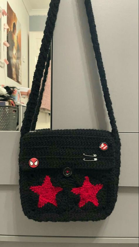 Crochet Messenger Bag, Crochet Shoulder Bags, Mode Crochet, Crochet Design Pattern, Crochet Clothing And Accessories, Crochet Stars, Crochet Fashion Patterns, Fun Crochet Projects, Diy Crochet Projects