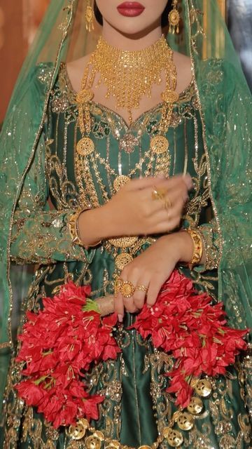 Dulhan Suit, Arab Bride, Arab Countries, Unique Gold Jewelry Designs, Pakistani Bridal Makeup, Green Wedding Dresses, Afghan Wedding, Henna Party, Sea Wallpaper