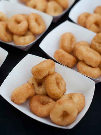 Fry up some classic carnival food for a creative wedding treat! Were talking fresh donuts and funnel cakes, does it get any more mouth watering than that? Wedding Dessert Ideas, Wedding Cake Cookies, Carnival Food, Gourmet Breakfast, Reception Food, Romantic Wedding Cake, Wedding Treats, Wedding Reception Food, Special Desserts