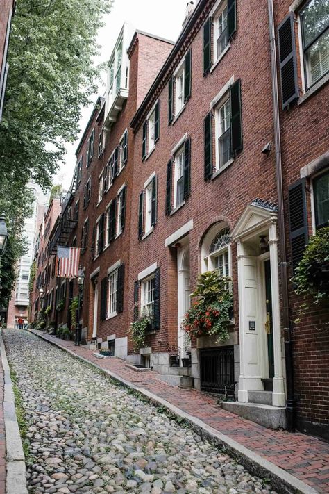 Check out this weekend guide to visiting Boston Massachusetts. From the best hotels in the city, to where to eat, cafes to visit and tours to take in this historic northern city. #boston #travelguide #travel Hotels In Charleston Sc, Boston Aesthetic, Freedom Trail Boston, Boston Travel Guide, Boston Vacation, Charleston Hotels, England Travel Guide, Walkable City, Things To Do In Boston