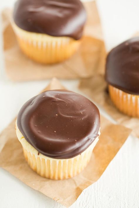 Boston Cream Cupcakes - Vanilla cupcakes filled with pastry cream and topped with chocolate ganache. Boston Cream Cupcakes Recipe, Love Bridal Shower Theme, Boston Cream Cupcakes, Cupcakes Filled, Cream Cupcakes, Boston Cream, Cupcakes Recipe, Pastry Cream, Chocolate Glaze