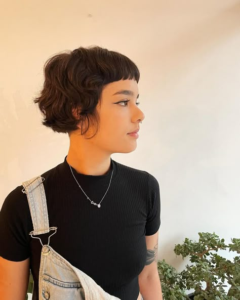 These 22 Edgy Short Hair Ideas Will Make You Ditch Ordinary Styles Micro Mullet, Halsey Hair, Mini Bob, Edgy Short Haircuts, Ulzzang Hair, Haute Hair, Really Short Hair, Short Hair Ideas, Edgy Short Hair