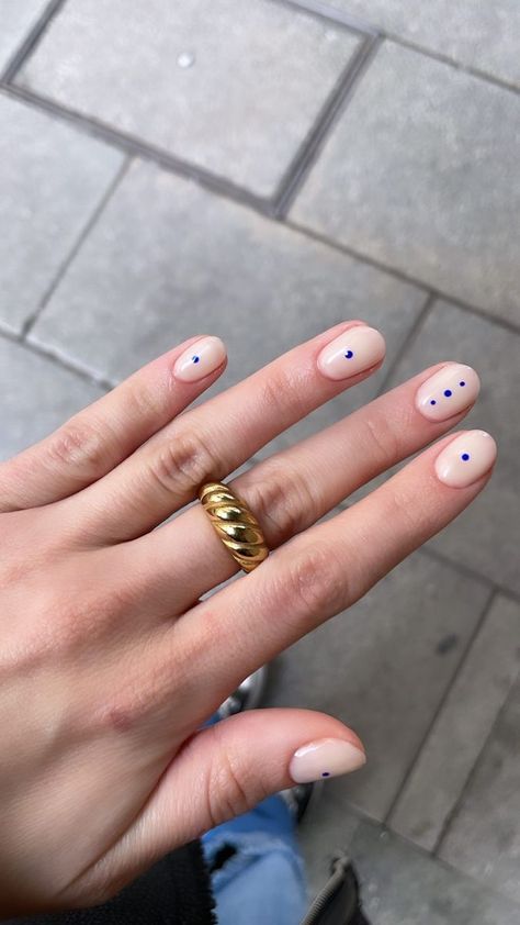 Dots On Nails Simple, Nail Design Dots Simple, Simple Shellac Nails Designs, Gel Nails Dots, Short Nails Nail Art Simple, Nails Dots Minimalist, Short Nail Shellac Ideas, Dot Design Nails, Nails With Dots Simple