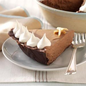 Amaretto Mousse, Almond Filling, Mousse Pie, Thanksgiving Pie Recipes, Pie Maker, Chocolate Pie Recipes, Torte Recipe, Chocolate Crust, Good Pie