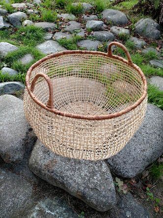 Basket Weaving Diy, Basket Weaver, Old Baskets, Willow Weaving, Pine Needle Baskets, Basket Crafts, Large Storage Baskets, Basket Woven, Diy Weaving