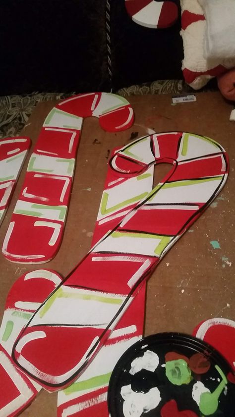 Christmas Float Ideas Parade, Santas Grotto, Gingerbread House Decorations Life Size, Candyland Diy Decorations, Chrismast Decoration Ideas, Diy Candyland Decorations, Whoville Christmas Decorations Diy, Christmas Door Decorations For School, Candyland Christmas