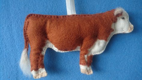 Felt Cow Ornament, Felt Cow Pattern, Diy Cow Ornaments, Felt Cow, Sheep Farmer, Cow Portrait, Cow Ornaments, Felt Animal Patterns, Farm Quilt