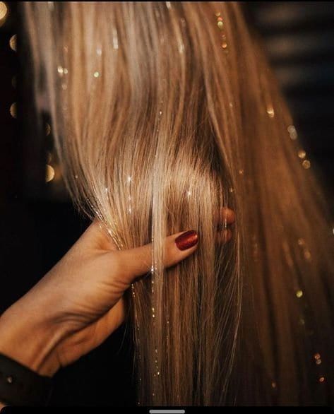 Gold hair tinsels Gold Tinsel In Blonde Hair, Gold Hair Glitter, Gold Hair Tinsel, Tinsel Hair Blonde, Tinsel Hair, Festival Hair Accessories, Wavy Ponytail, Straight Ponytail, Hair Tinsel