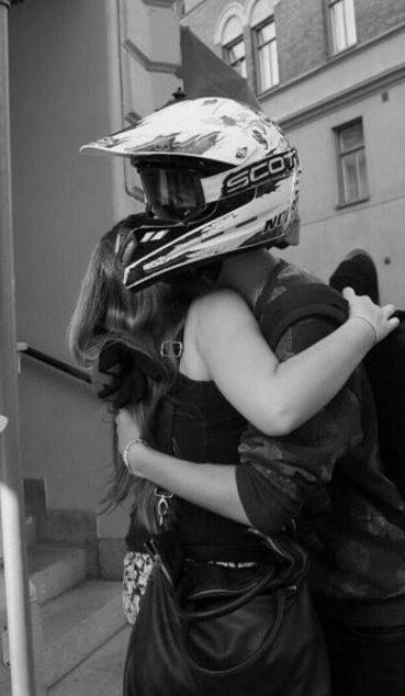 Adorable. Couple Moto, Motorcycle Couple Pictures, Motorcycle Photo Shoot, Girl Riding Motorcycle, Bike Couple, Biker Couple, Motorcycle Couple, Biker Photography, Motocross Love