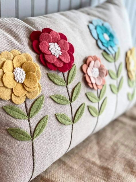 Cushion Designs, Applique Cushions, Pillows Decorative Diy, Wool Felt Projects, Crochet Cushion, Wool Applique Patterns, Felted Wool Crafts, Pillow Crafts, Bantal Sofa