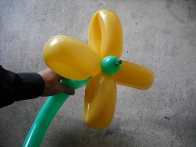 Flower Balloon Animal - How to Make a Flower Balloon Animal.... (Could be a cheap take away item....) Ballon Twisting, Balloon Hat, Animal Balloons, Ballon Art, How To Make Balloon, Twisting Balloons, 50 Balloons, Balloon Modelling, Balloon Crafts