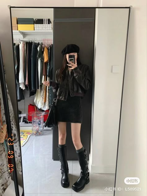 all black leather jacket cfashion oufit inspo with beret Outfit With Barret Hat, Outfits With French Hat, Barrette Hat Outfit, Beret Hat Outfit Korean, Beret Outfit Fall, Outfits With Beret Hats, Barret Hat Outfit, Outfit With Beret Hat, Leather Beret Outfit