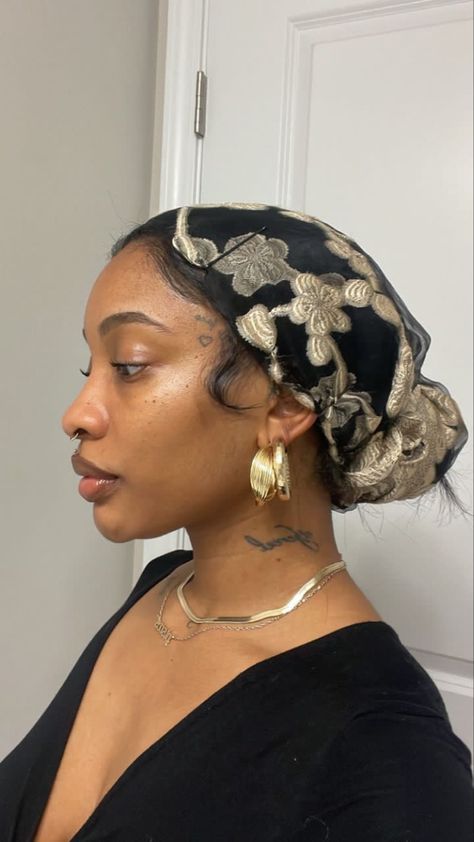 Headscarf Styles Natural Hair Black Women, Hairwrap Hairstyles Natural Hair, Curly Hair Head Wrap, Hair Scarf Black Women, Hair Scarves Black Women, Hair Scarf Styles Black Women Braids, Black Headwrap, Headwrap Styles, Fashion Head Scarf Black Women