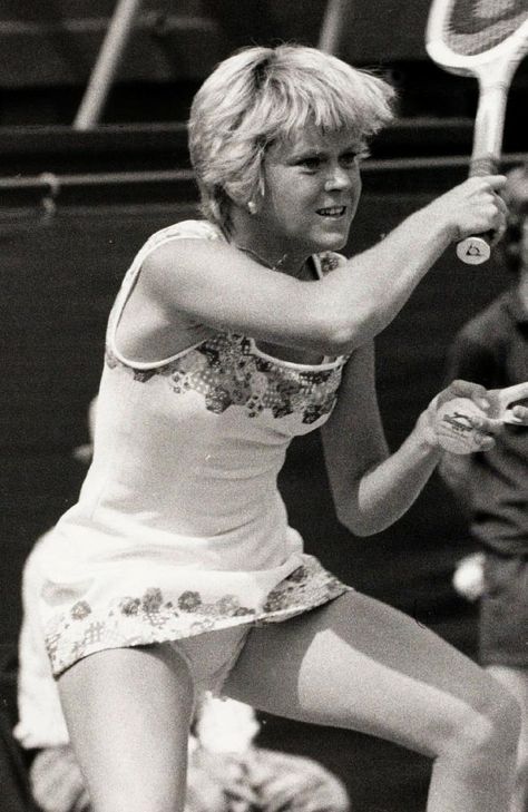 Sue Barker in a match against Maria Bueno. Wimbledon, 1976 Mary Pierce Tennis, Vintage Tennis Ads, Maria Sharapova And Grigor Dimitrov, Sharapova Maria, Sue Barker, Tennis Women, Women History, Tennis Outfit Maria Sharapova, Ladies Tennis