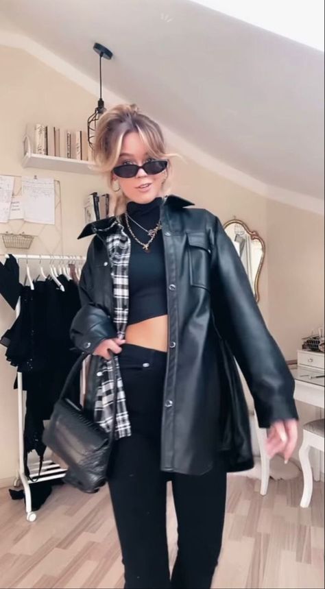 Jacket Flannel Outfit, Layered Flannel Outfit, Style Black Leather Jacket, Womens Leather Jacket Outfit, Layers Outfit, Flannel Outfit, Leather Jacket For Women, The Wombats, Leather Jacket Outfit