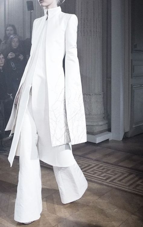 178f9c650814498aeb107332a87d97b6 Gareth Pugh, Studio 54, Futuristic Fashion, Character Inspo, Future Fashion, Moda Vintage, Character Outfits, Mode Inspiration, White Fashion