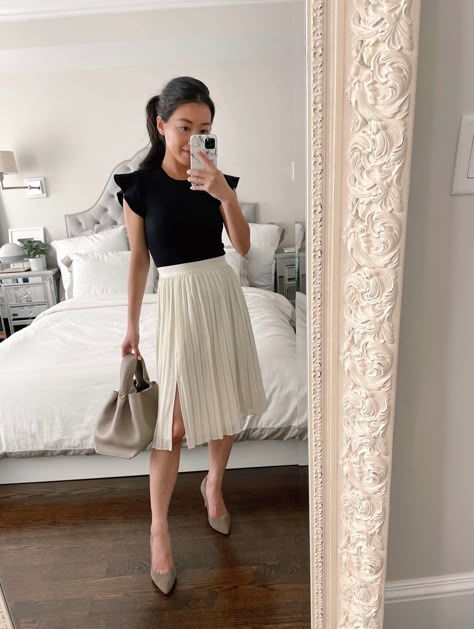 Work Skirt Outfit Summer, Office Work Dresses For Women, Summer Style Office, Summer Office Outfits Petite, Work Outfits Spring Women, Work Outfit Summer 2023, Summer Dress For Work The Office, Simple Office Looks For Women, Women’s Business Attire Summer