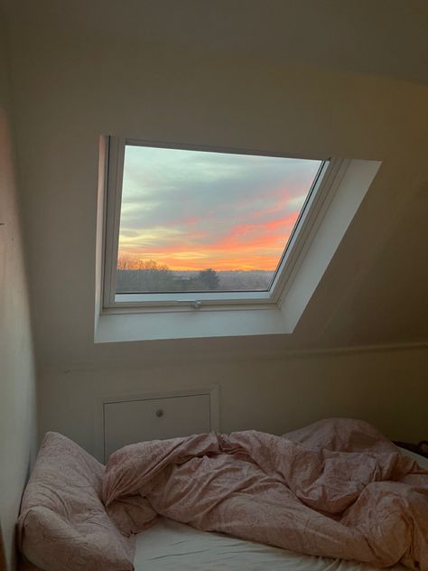 Sky Light For Room, Bedroom Ideas Skylight, Bedroom Skylight, Sky Roof Bedroom, Room Aesthetic Slanted Ceiling, Skylight Bedroom Aesthetic, Attic Bedroom Skylight Roof Window, Low Ceiling Attic Bedroom, Low Ceiling Attic