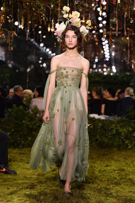 Haute Couture Outfits, Paris Haute Couture, Garden Dress, Prom Dress Inspiration, Fairy Fashion, Pretty Prom Dresses, Dior Couture, Couture Week, Fantasy Dress