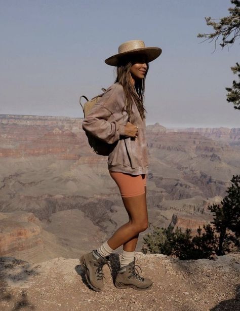 Walking Outfit Outdoor, Trail Outfits, Outdoorsy Outfits, Wander Outfit, Trekking Outfit, Cute Hiking Outfit, Hiking Fits, Influencer Style, Outdoorsy Style