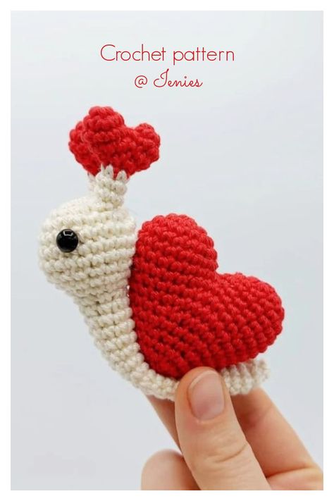 Crochet Valentine Patterns, Tutorial Amigurumi, Crochet Heart Pattern, Valentines Patterns, Crochet Keychain Pattern, Valentines Crochet, Crochet Amigurumi Free, Crochet Decoration, Holiday Crochet