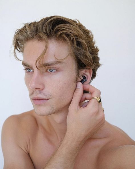 Wavy Blonde Hairstyles, Men's Wavy Hairstyles, Mens Hair Long, Short Slicked Back Hair, Hairstyles For Blondes, Levi King, Hair Gel For Men, Waves Hairstyle Men, Wavy Blonde Hair