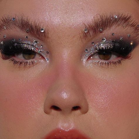 Lou on Instagram: “💎 Silver & Rhinestones 💎 Inspired by a look from @chloebailey Have Mercy MV ✨ PRODUCTS: Base: @danessa_myricks Prism FX hydrating lotion…” Black And Silver Make Up Looks, Black Makeup Eyeshadow, Sparkly Dress Makeup, Pink Black Makeup Looks, Silver Looks Makeup, Black And Glitter Makeup, Silver Black Makeup, Black Makeup Glitter, Nye Silver Makeup