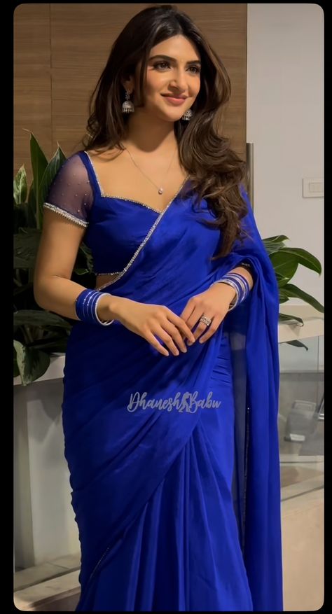 Plain Blue Saree Look, Sreeleela Blue Saree, Freshers Saree Ideas, 90s Saree Look, Blouse With Blue Saree, Blouse Designs For Plain Sarees, Plain Saree Look, Blue Saree Aesthetic, Blue Plain Saree