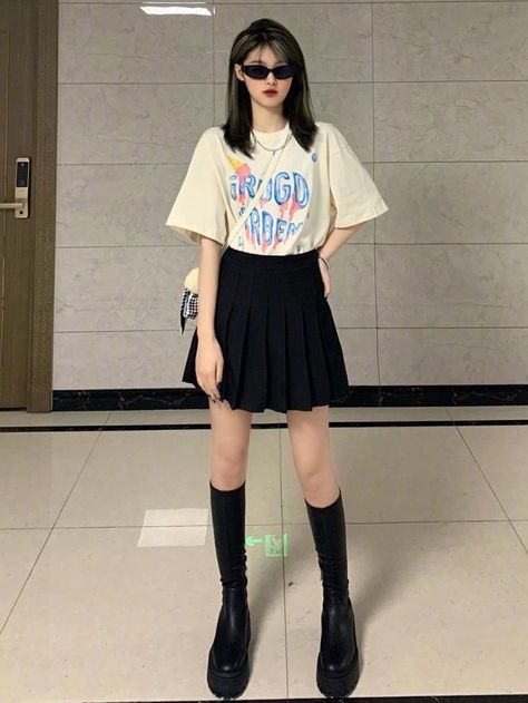 Oversized Tshirt With Skirt, Asian Summer Fashion, Tshirt With Skirt, Oversized T Shirt Outfit, Oversized Outfit Ideas, T Shirt Outfit, Oversized Outfit, Fashion Photography Poses, Cool Fits