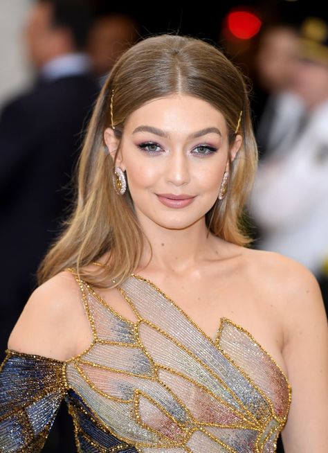 Met Gala Hair, Gigi Hadid Maybelline, Gala Hair, Maybelline Eyeshadow Palette, Maybelline Eyeshadow, White Eyelashes, Mermaid Waves, Maybelline Makeup, Joan Smalls