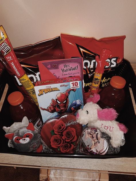 Bf Valentines Gift, Valentines Baskets For Him, Gift Basket Ideas For Boyfriend, Diy Valentine Gifts For Boyfriend, Basket Ideas For Boyfriend, Valentine Gifts For Boys, Bf Gift, Cadeau St Valentin, Valentines Day Baskets