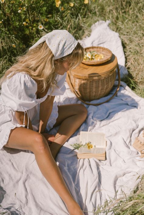 Cottage Core Photoshoot, Cottage Core Picnic, Picnic Date Outfits, Picnic Fashion, Picnic Photo Shoot, Picnic Outfit, The Beach People, Spring Photoshoot, Vintage Picnic