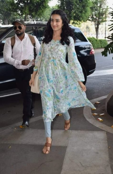 Shraddha Kapoor Kurti Outfit, Shradha Kapoor In Kurti, Bollywood Actress In Kurti, Shraddha Kapoor In Kurti, Collage Outfits Casual Indian, Chikankari Gown, Shop Mulmul, Short Anarkali, Office Wear Women Work Outfits