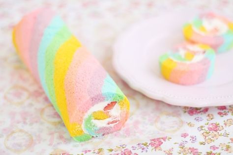 Rainbow Roll, Rainbow Food, Unicorn Foods, Potato Cakes, Japanese Dessert, Baking Blog, Roll Cake, Japanese Sweets, Bakery Recipes