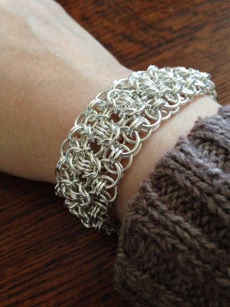 Making medieval chainmail - Medievalists.net Middle Ages History, Medieval Chainmail, Longbow, Plate Mail, Medieval World, Byzantine Empire, Study Program, Chain Mail, New Hobbies