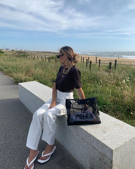 White Flip Flops Outfit, Flip Flop Outfits, Havaianas Outfit, Sofia Coelho, White Flip Flops, Future Style, How To Pose, Instagram Inspo, Louis Vuitton Bag Neverfull