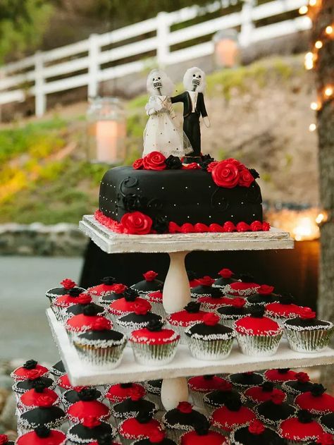 Small black wedding cake with black and red cupcakes Fall Wedding Cupcakes, Black Wedding Cake, Fruit Wedding Cake, Funny Cake Toppers, Red Cupcakes, Fruit Wedding, Black Wedding Cakes, Romantic Wedding Cake, Fall Wedding Cakes