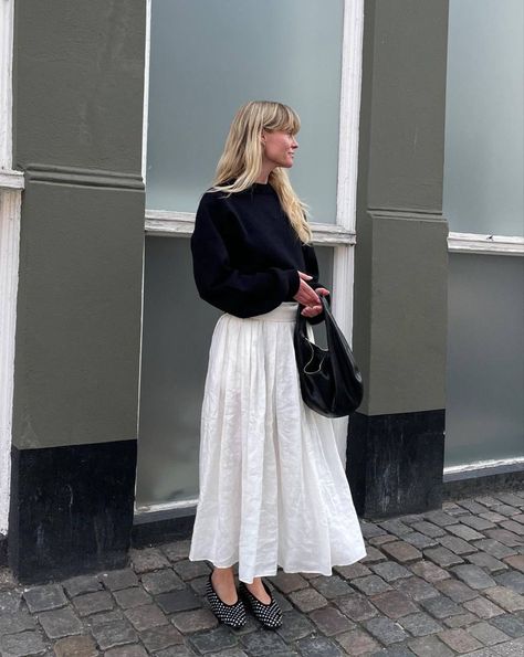 Style A White Maxi Skirt, Fluffy Skirt Outfit, White Maxi Skirt Outfit, Chica Chola, White Skirt Outfits, Scandi Fashion, Rok Outfit, Look Adidas, Maxi Skirt Style