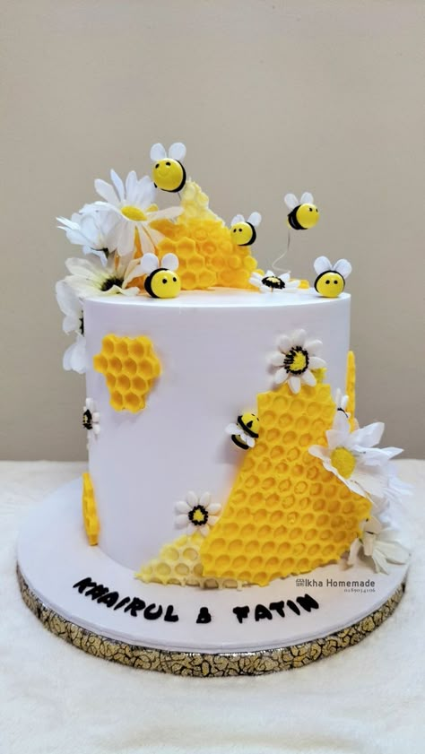 Gaye Holud Cake, Honey Bee Cake Ideas, Bee Themed Wedding, Bee Hive Cake, Impressive Cakes, Easter Desserts Cake, Bee Birthday Cake, Daisy Cupcakes, Honeycomb Cake