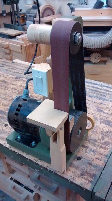 Diy Belt Sander, Officine In Garage, Belt Grinder Plans, Diy Tools Homemade, Diy Belts, Belt Grinder, Belt Sander, Garage Tools, Metal Tools