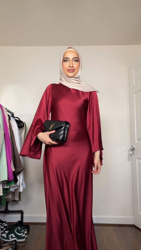 Simple Satin Dress Hijab, Arab Wedding Guest Dress, Silk Wedding Guest Dress, Simple Satin Dress, Wedding Guest Dress Satin, Satin Dress Hijab, Prom 2k24, Burgundy Satin Dress, Satin Silk Dress